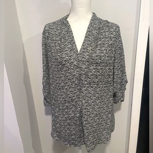 Black and White Patterned V-Neck Blouse w/ Tab Sleeves (XL)
